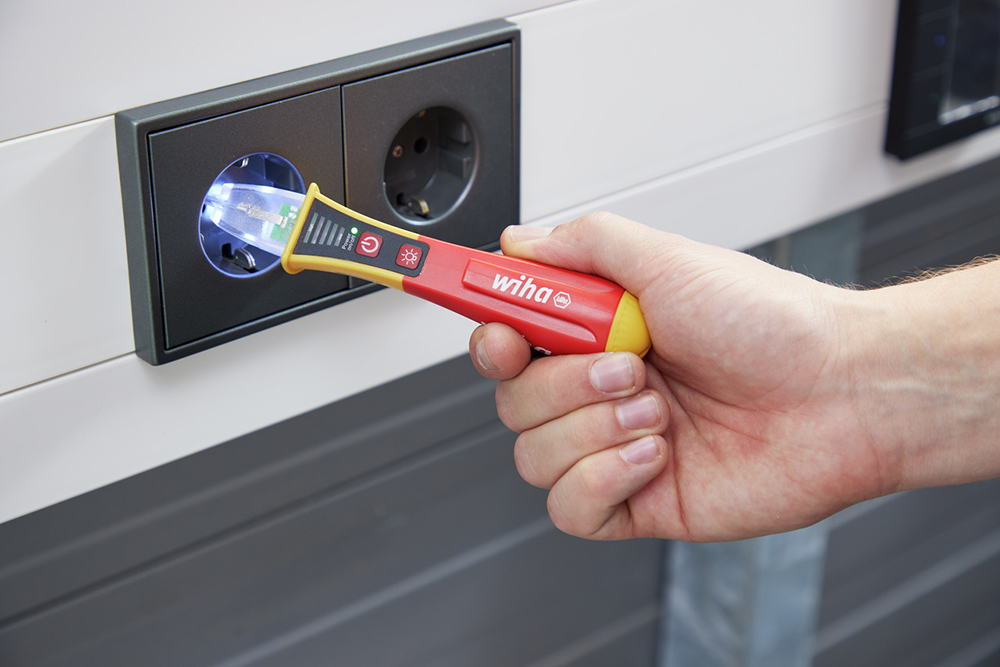 Non-contact, single-pole voltage tester