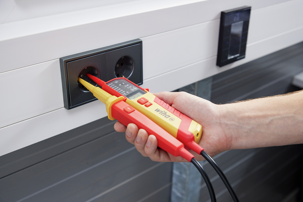 Two-pole voltage tester